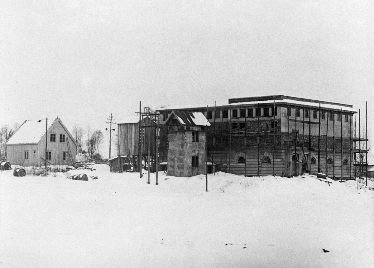 Hamar, Børstad transformatorstasjon under oppføring. Hamar Vang og Furnes kommunale kraftselskap, sekundærstasjon,