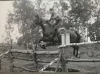 Fanjunkare Ewert Olausson ,Livregementets husarer, K3,  på Lowe under ett träningsläger på Strömsholm som slutade med SM och armefälttävlan 10-12/6 1960.