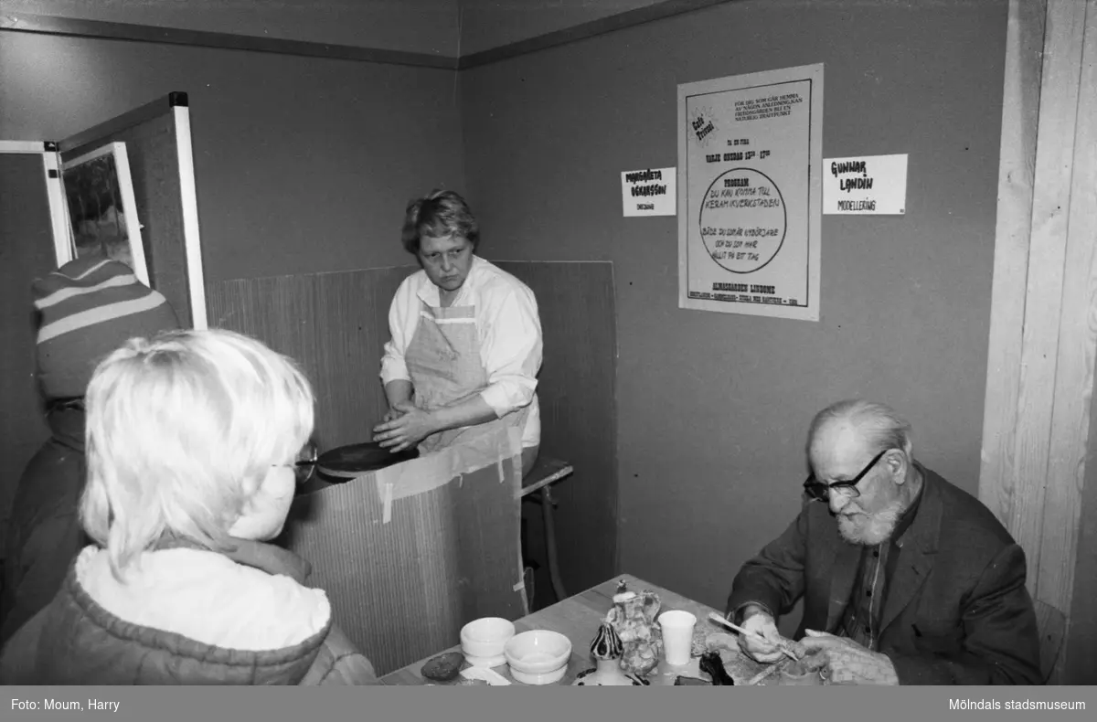 Lindome kulturdagar på Almåsgården i Lindome, år 1984. Drejning och modellering.

För mer information om bilden se under tilläggsinformation.