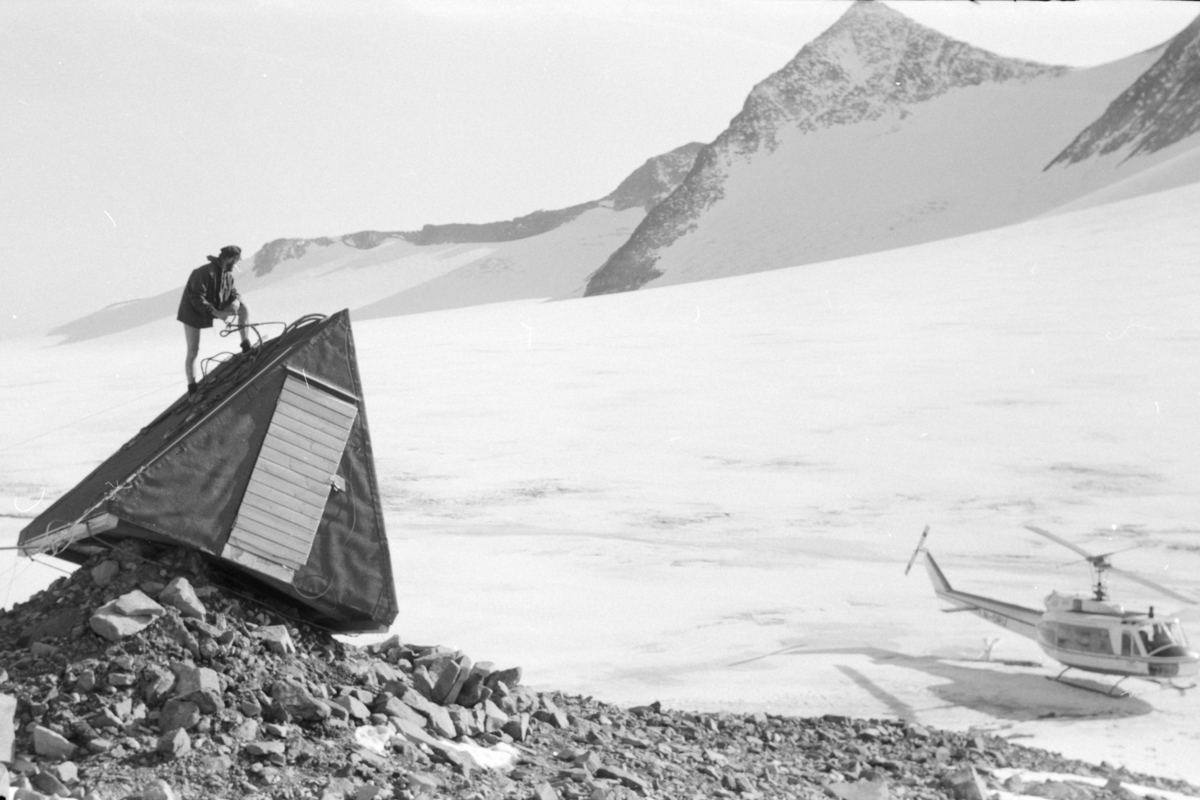 16 Jotunheimen 1973. Hytte ble flyttet fra foran Memurubreene til Gråsubreen og den andre hytta ble flyttet fra østsiden av Hellstugubreen til nunatak oppunder Hellstugutinden