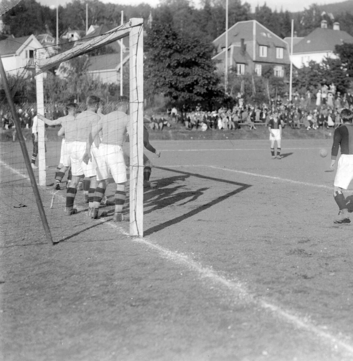 Fotballkamp på Sportsplassen.  Kamp mellom Fremad og et svensk lag, som Fremad vant.
