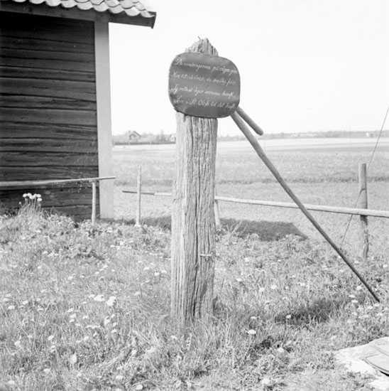 Sankt Olofskällan i Hardemo den 24 maj 1937. På kopparplåten på stocken invid vattenkällan står det skrivet: "Du vandringsman på vägen går. Kom hit och drick, du svalka får.Ty vattnet äger samma kraft, som i St Olofs tid det haft." Källan ligger vid vägen genom Hardemo; cirka trehundra meter norr om Hardemo kyrka. Bakom källan syns ett litet hus.