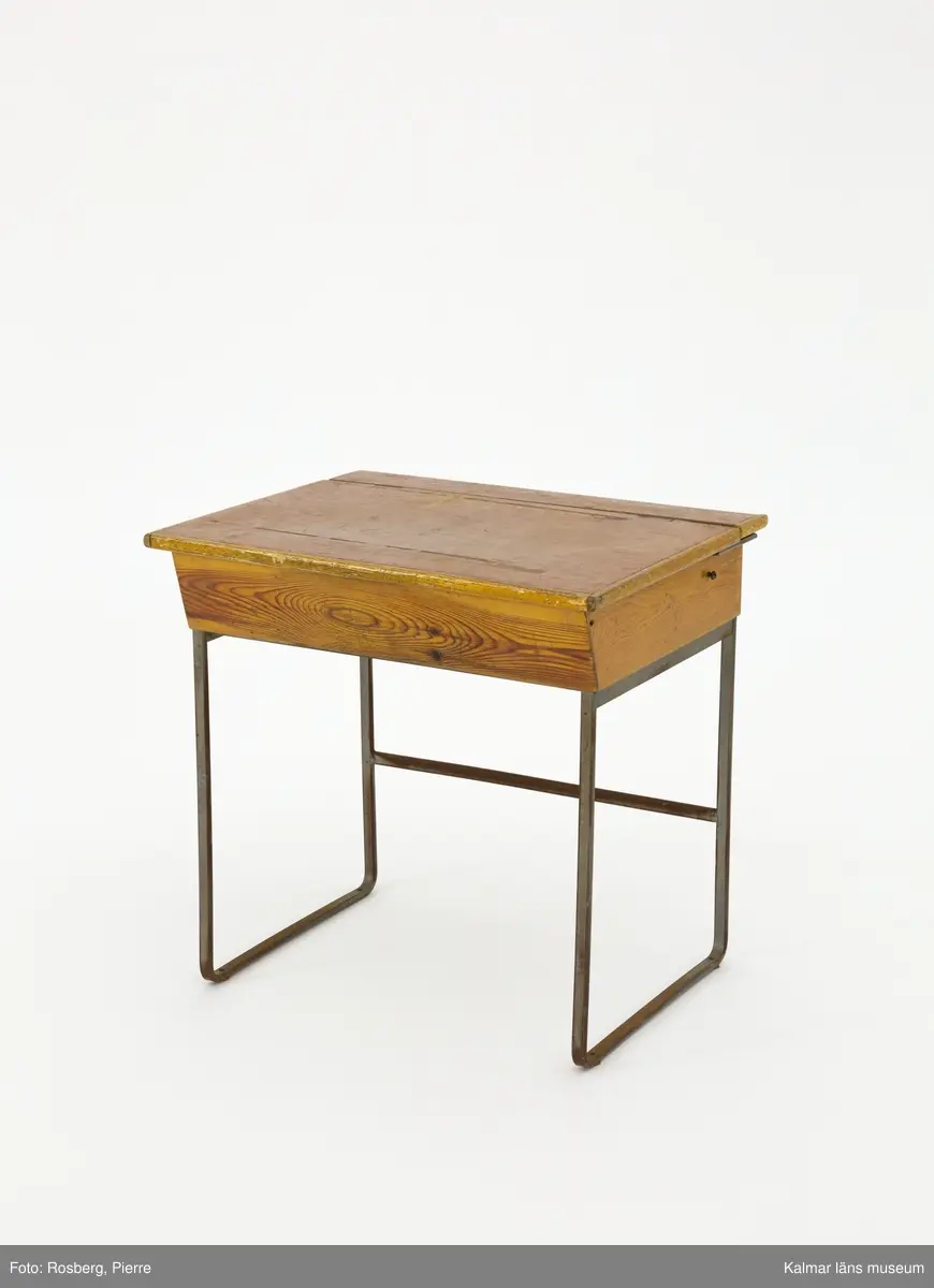 KLM 44156:4 Skolbänk, av trä. Underrede i stål.