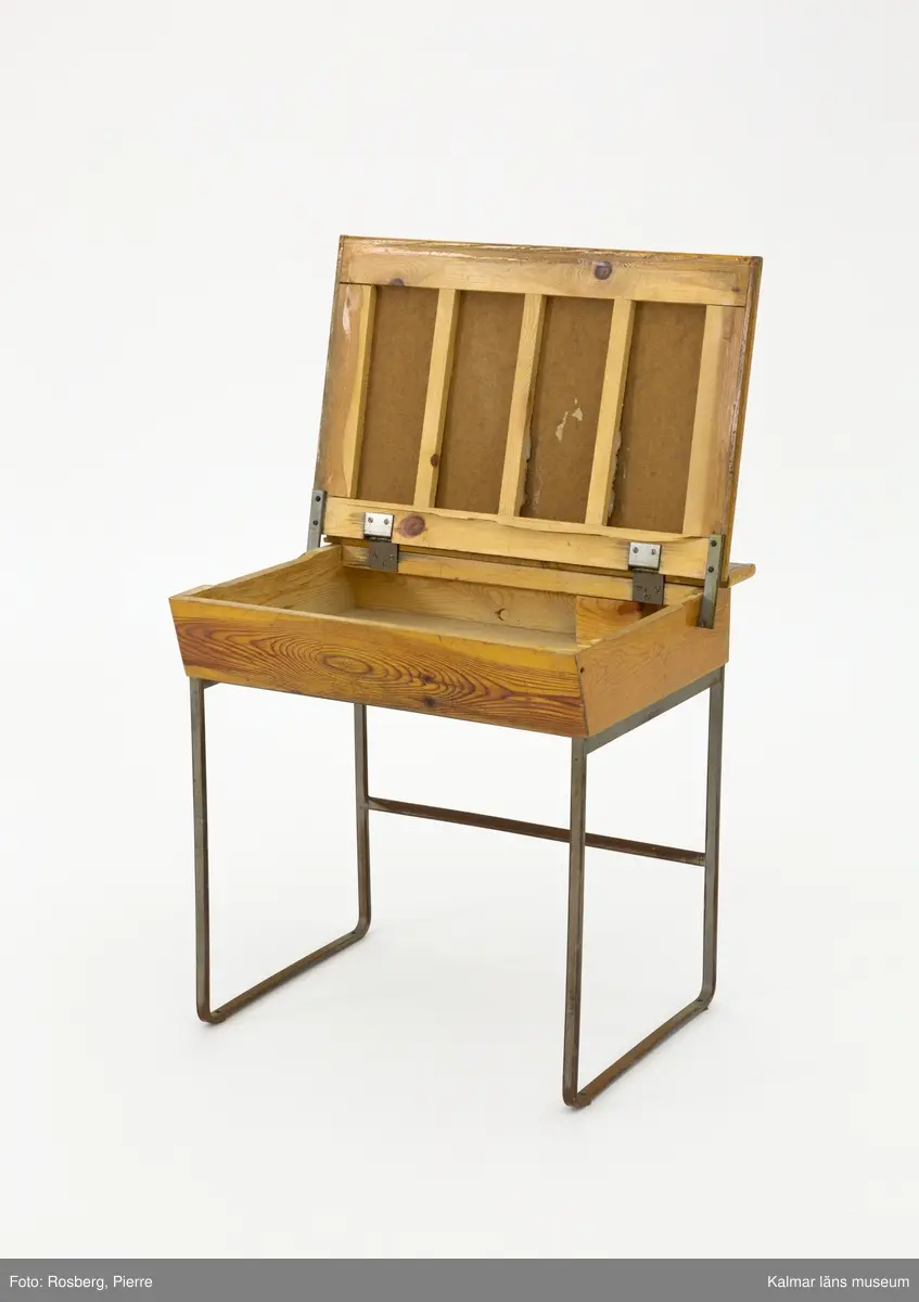 KLM 44156:4 Skolbänk, av trä. Underrede i stål.