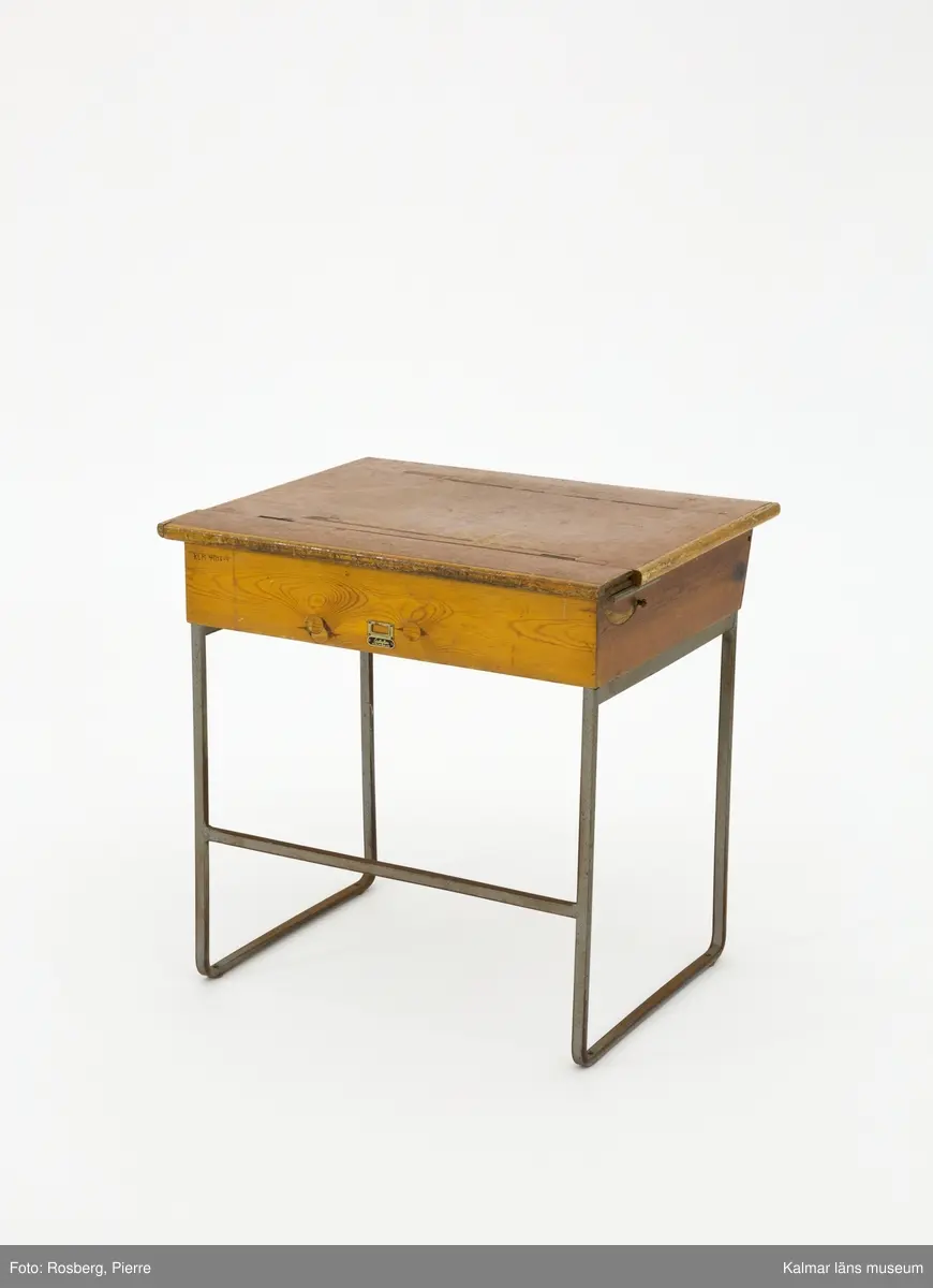 KLM 44156:4 Skolbänk, av trä. Underrede i stål.