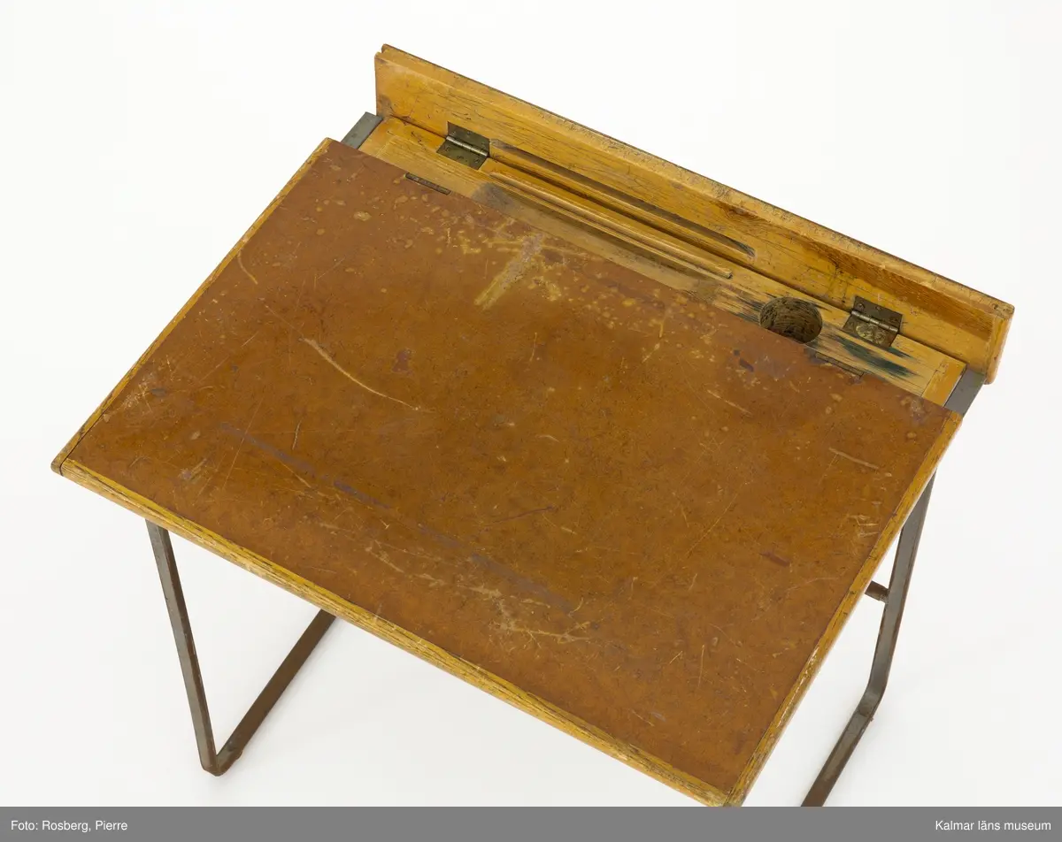 KLM 44156:4 Skolbänk, av trä. Underrede i stål.