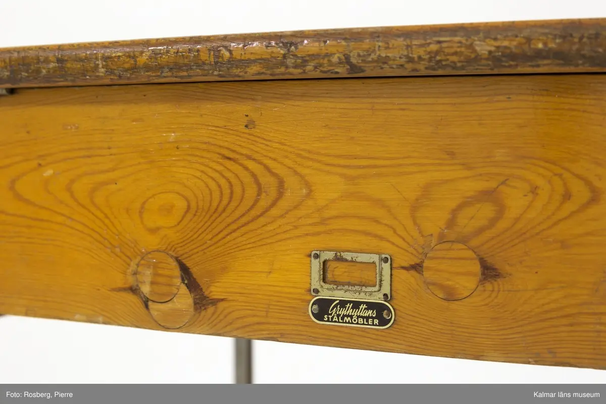 KLM 44156:4 Skolbänk, av trä. Underrede i stål.