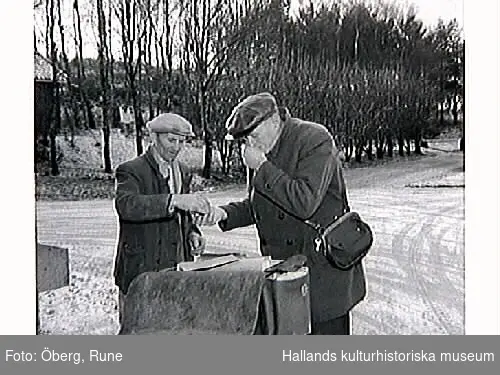 Lantbrevbärare "Posta-Johan" (med väska) och Knut Öberg.