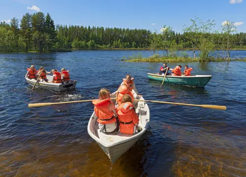 Bildet viser skoleelever som ror i båt på glomma.