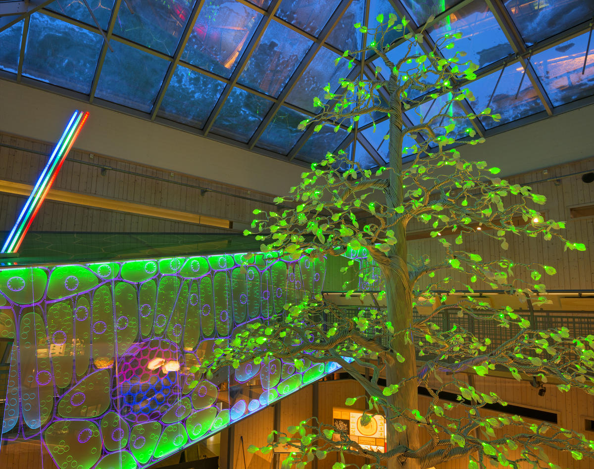 Picture of the fantastic tree, a sculpture where the leaves change color with the seasons. The picture shows green leaves.