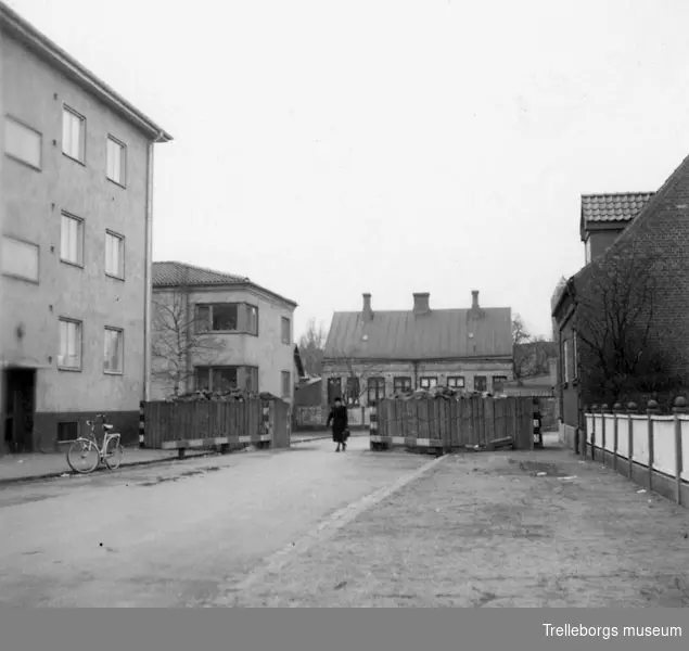 2:a Världskriget 1939-, vägspärrar på Trelleborgs gator. Dessa som vara byggda av grova stockar och fyllda med stora stena. De avsåg att spärra alla tillfartsvägar till hamnen. Öppningen mellan kistan kunde hastigt avstängas med järnbalkar. Ansågs mot krigets slut som betydelselösa och togs bort efter hand 1944-45, 14076b från Ö mot V Hejderidaregatan( nr 6) kvarteren Grävlingen och Igelkotten.