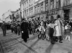 Barnens dag - parad med byggmästaren Anders Diös i täten, Uppsala 1937