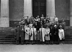 Grupporträtt - mellansvenskt publicistmöte i botaniska trädgården, Uppsala 1945