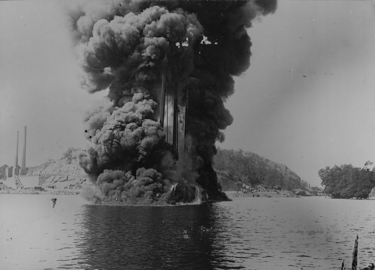 Den brinnande amerikanska skonerten "Louise Adelaide" vars last av petroleum exploderade vid Gäddviken och kostade 12 människor livet. Vid år 1901 kallades viken "Svindelsviken".
