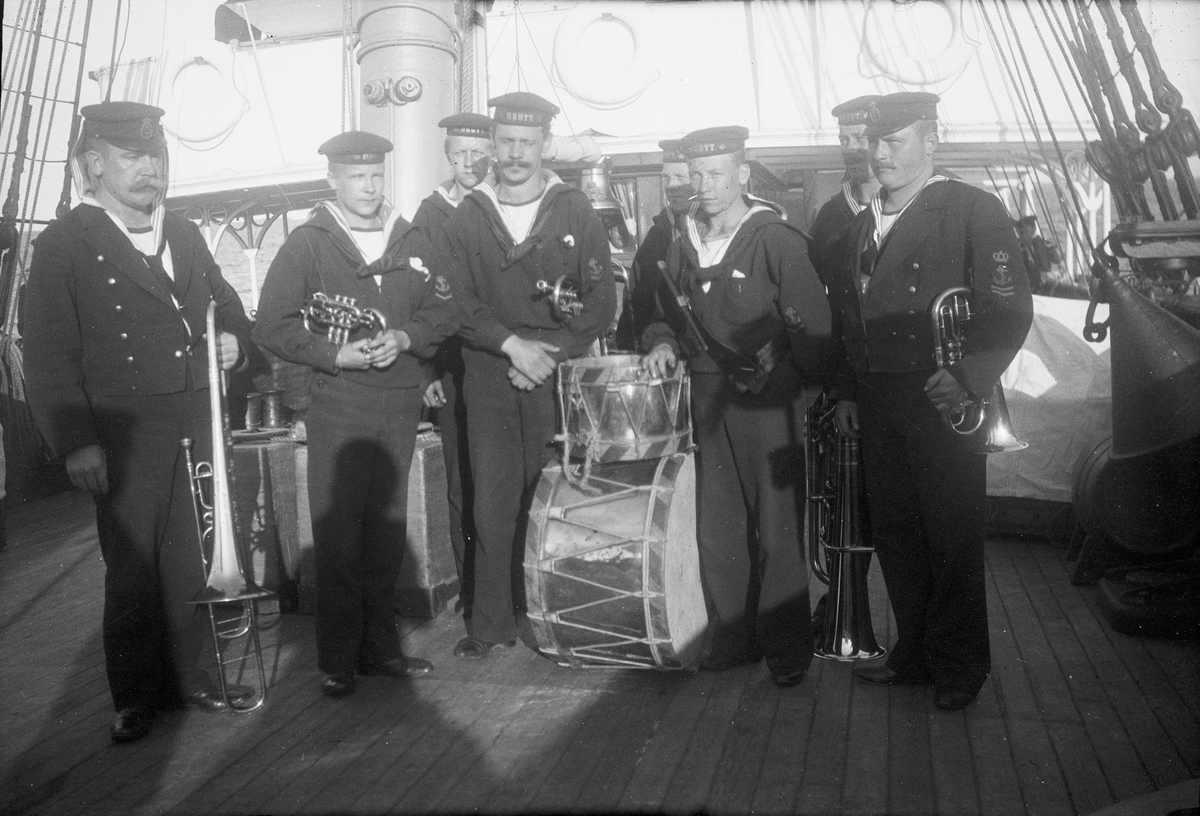 Drottning Victorias bilder. Musikkår ombord på HMS Drott.