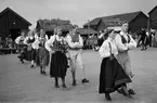 Folkdansuppvisning på friluftsmuseet Disagården, Gamla Uppsala augusti 1948