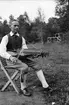 Spelmannen August Bohlin med nyckelharpa vid spelmanstävling i Granebergsparken, Sunnersta, Uppsala augusti 1945