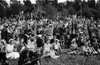 Besökare på friluftsmuseet Disagården, Gamla Uppsala 1946