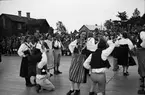 Folkdansuppvisning på friluftsmuseet Disagården, Gamla Uppsala 1946