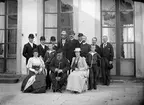 Drottning Victorias bilder. Gruppbild tagen vid Tullgarn på kungligheterna. I mitten sitter drottningens ingifta morbror, storfurst Michail Nikolajevitj av Ryssland (1832-1909) och drottning Victoria. I bakre raden bl a dåvarande prins Gustaf Adolf, kronprins Gustaf V och prins Wilhelm.