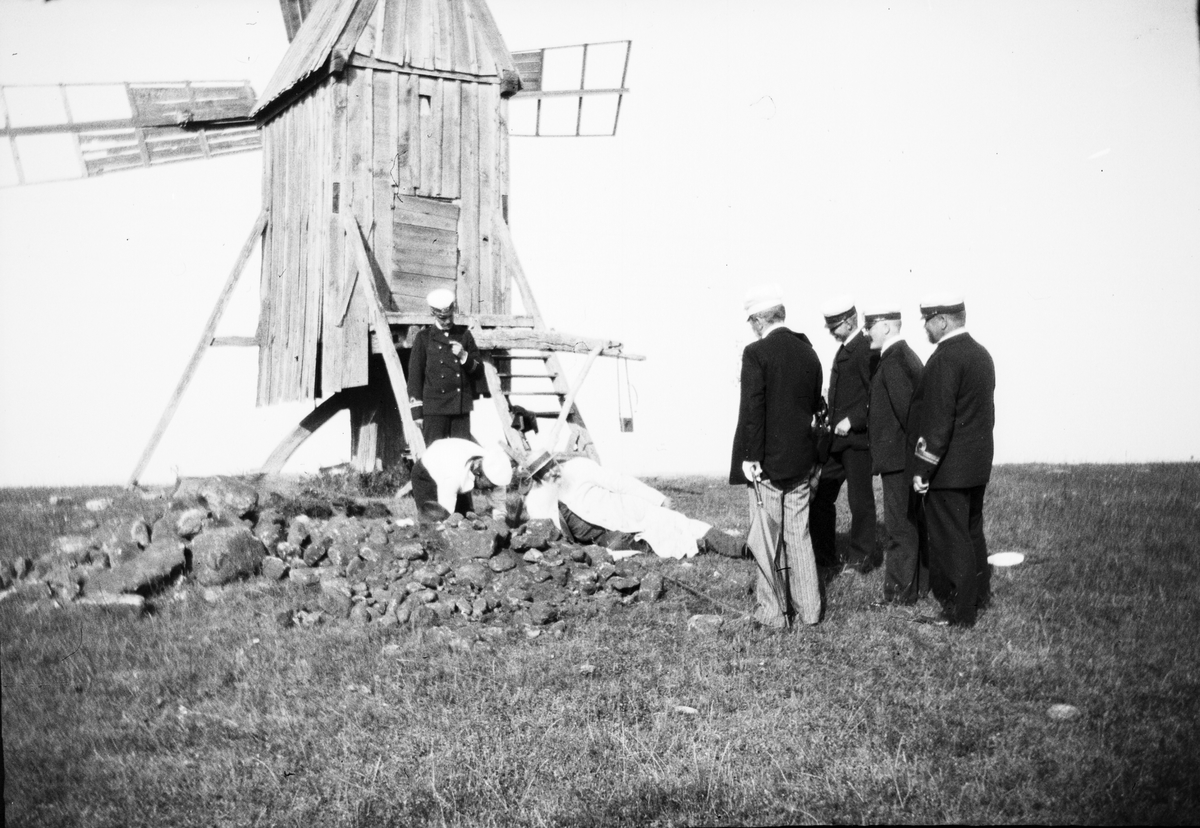 Drottning Victorias bilder. Riksantikvarie Hans Hildebrand och tronarvingen Gustav Adolf vid en utgrävning på Öland. Riksantikvarien liggande.