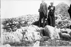 Drottning Victorias bilder. Man och kvinna ute med kamera eventuellt på Capri kring sekelskiftet 1900.