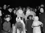 Julmarknad med tomte på Fyristorg, Uppsala 1945