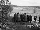 Kistan med stoftet efter friherre Fredrik von Essen sänks ner i graven på kyrkogården vid Lena kyrka