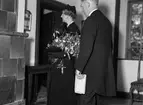 Prinsessan Ingeborg med sällskap i Linnémuseet, Uppsala 1944