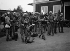 Militärer har kommit med tåg till järnvägsstationen i Örsundsbro, Uppland 1937