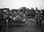 Avlastning av utrustning på järnvägsstationen i Örsundsbro, Uppland, inför militärövning 1937