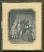 Daguerreotyp. Familjen Nylén fr.v. Charlotte Nylén f Güttzan f 18/2 1806, d 25/4 1895, dottern Anna f 24/3 1838, d 19/9 1932, sonen Gustaf f 12/4 1825, d 3/7 1910, sonen Herman f 6/8 1844, d 19/6 1939, P.G. Nylén f 1/2 1793, d 19/4 1870 och dottern Hilda f 27/10 1839, d 28/3 1910.