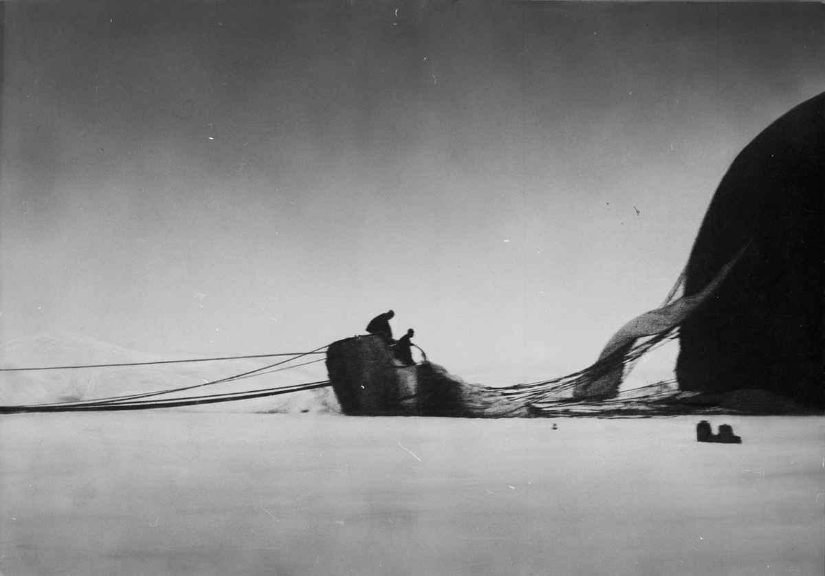 "Örnen", strax efter landningen på isen. Framtagning av bilderna gjordes av docent John Hertzberg år 1930 på Fotografi, Tekniska Högskolan.