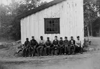 Spiksmeder vid Lyckeåborg i  Angerums socken, Blekinge.
För fotogrfafier erhöll fotografen S.T.F:s  Foto Stipendium 1904.