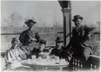 Gäster hos Hagelins.
Bilden ingår i två stora fotoalbum efter direktör Karl Wilhelm Hagelin som arbetade länge vid Nobels oljeanläggningar i Baku.