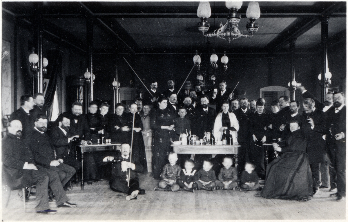 "Villa Petrolea". Fest i klubben.
Bilden ingår i två stora fotoalbum efter direktör Karl Wilhelm Hagelin som arbetade länge vid Nobels oljeanläggningar i Baku.