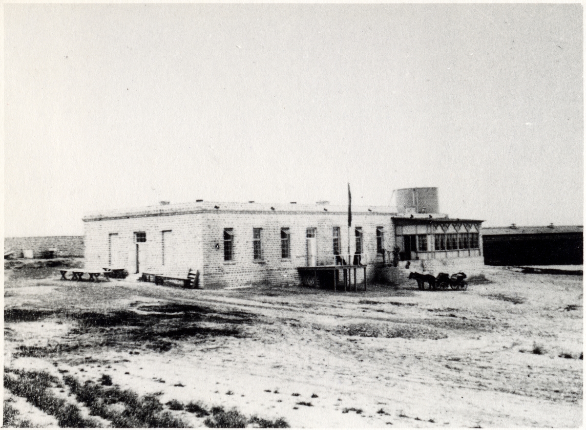 "Villa Petrolea" i vinterskrud.
Bilden ingår i två stora fotoalbum efter direktör Karl Wilhelm Hagelin som arbetade länge vid Nobels oljeanläggningar i Baku.
