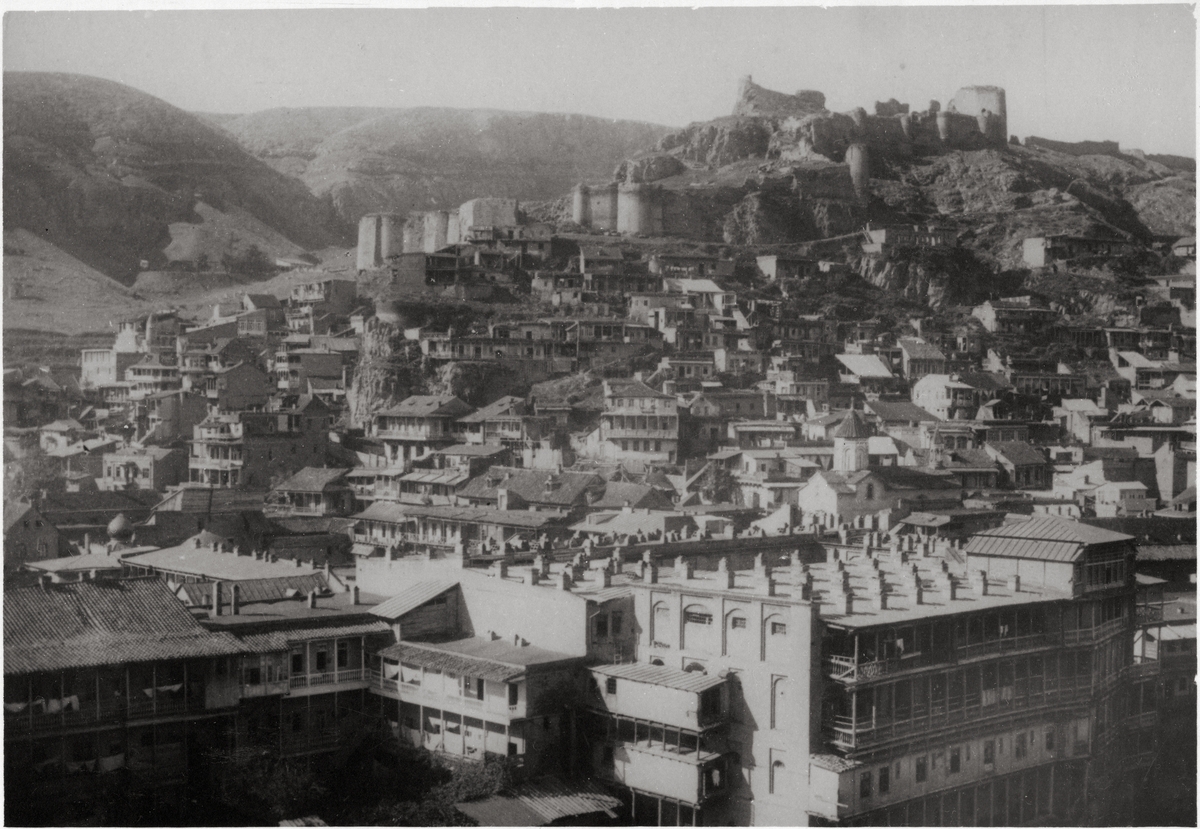 Gamla staden i Tiflis.
Bilden ingår i två stora fotoalbum efter direktör Karl Wilhelm Hagelin som arbetade länge vid Nobels oljeanläggningar i Baku.