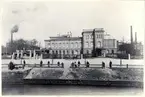 Ludwig Nobels Mekaniska Werkstad i Petersburg. Bol. Br. Nobels styrelse i nedre våningen.
Bilden ingår i två stora fotoalbum efter direktör Karl Wilhelm Hagelin som arbetade länge vid Nobels oljeanläggningar i Baku.