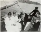 Båttur med flickorna Almqvist, Marstrand 1917.
Bilden ingår i två stora fotoalbum efter direktör Karl Wilhelm Hagelin som arbetade länge vid Nobels oljeanläggningar i Baku.