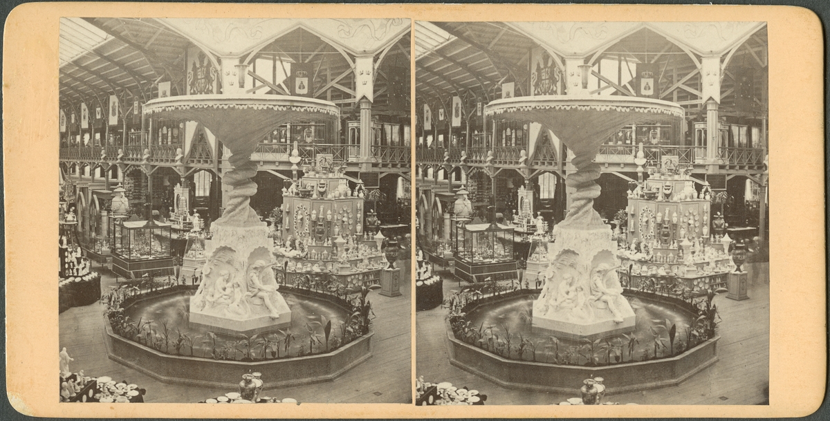 Stereoskopfotografi. Utställningsinteriör. Industri-utställningen i Stockholm 1866.
Molins fontän.