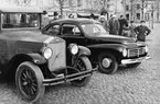 Volvos första fyrcylindriga personvagn vid sidan av PV-444 på Stora torget i Motala 1948.