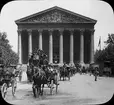 Ljusbild, hästekipage framför Eglise de la Madeleine, Madeleinekyrkan, Paris.