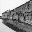 Ljusbild, fotografi från Nordiska arkitekturmötet på Gotland 1920. Gammalt stenhus.