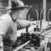 Ljusbild gällande tillverkning av aluminium och lättmetall i slutet av 1920- talet. Man i verkstad.