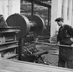 Ljusbild gällande tillverkning av aluminium och lättmetall i slutet av 1920- talet. Man i verkstad.