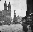 Skioptikonbild med motiv från marknad i Halle an der Saale.
Bilden har förvarats i kartong märkt: Resan 1902.Halle 7. Text på bild: 