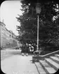 Skioptikonbild med motiv av flickor på promenad på gata i Cassel (Kassel) eller Nürnberg.
Bilden har förvarats i kartong märkt: 1904 Cassel. Nurnberg X.