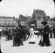 Skioptikonbild med motiv av folksamling på torget i Nürnberg.
Bilden har förvarats i kartong märkt: Nürnberg VI. 1901