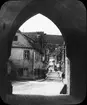 Skioptikonbild med motiv från Rothenburg. Stadsvy in genom port.
Bilden har förvarats i kartong märkt: Rothenburg III. 1901. 9. Text på bild: 